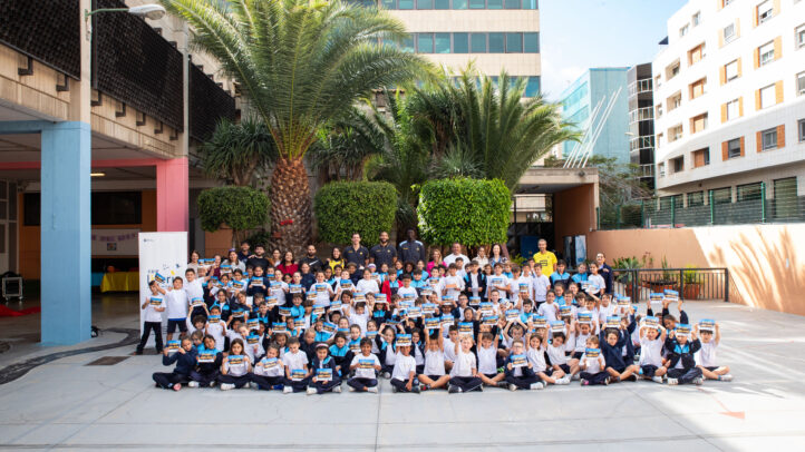 Estudiantes y miembros del Club Baloncesto Gran Canaria posan juntos en el CEIP Iberia.
