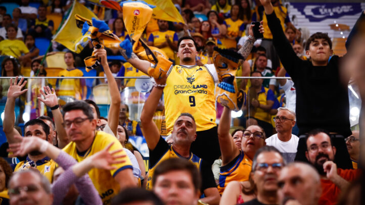 Aficionados animan al equipo en el Gran Canaria Arena durante el playoff de la Liga Endesa.