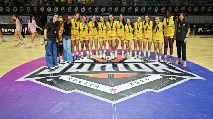 Jugadoras del junior femenino del Club Baloncesto Gran Canaria posan tras el campeonato.