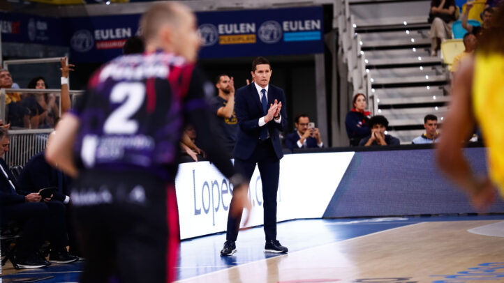 Jaka Lakovic aplaudiendo desde la banda durante un partido de baloncesto.