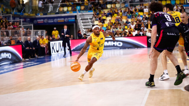 Jugador del Dreamland Gran Canaria dribla el balón durante un partido en la cancha.