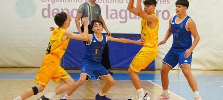 Jugadores de baloncesto en acción durante un partido del Campeonato de Canarias.