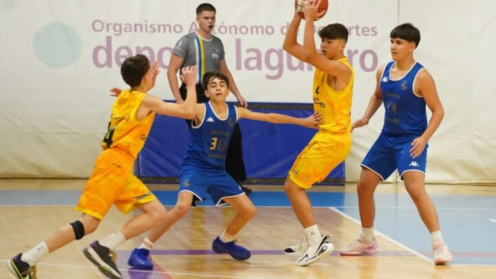 Jugadores de baloncesto en acción durante un partido del Campeonato de Canarias.
