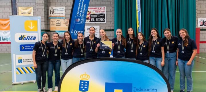 Grupo de jugadoras del equipo infantil femenino del CB Gran Canaria posando con un trofeo.