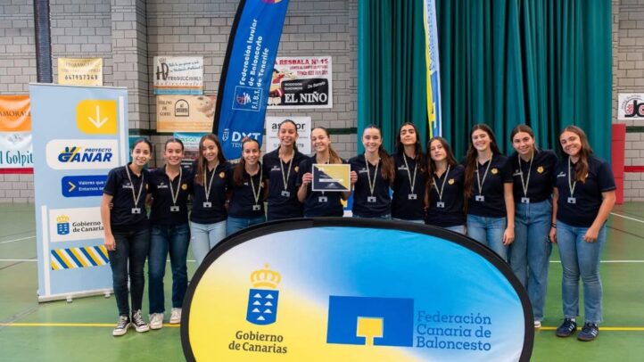 Grupo de jugadoras del equipo infantil femenino del CB Gran Canaria posando con un trofeo.