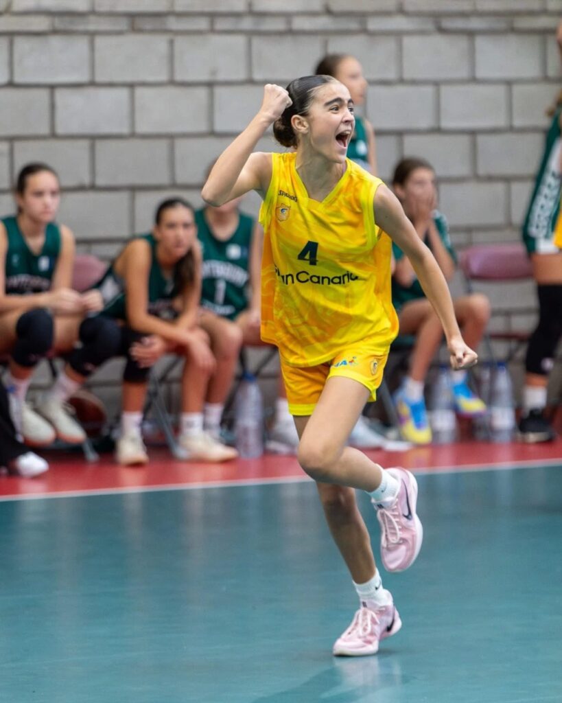 Jugadora del Infantil Femenino del CB Gran Canaria celebra con entusiasmo un punto en el torneo.