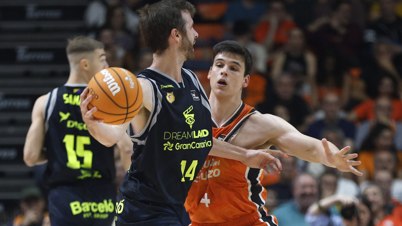 Jugadores de baloncesto en acción durante un partido entre Dreamland Gran Canaria y Valencia Basket.