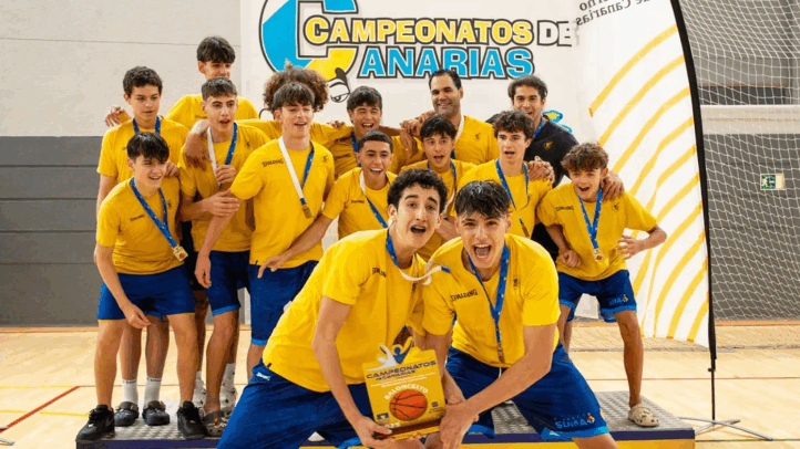 campeones de Canarias en categoría precadete",Chicos del equipo celebrando su victoria como campeones de Canarias en precadete.