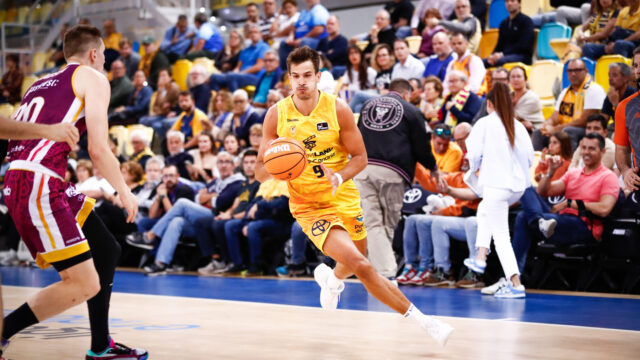 cita exigente en la pretemporada amarilla",Jugador del CB Gran Canaria dribla el balón mientras se enfrenta a un oponente.
