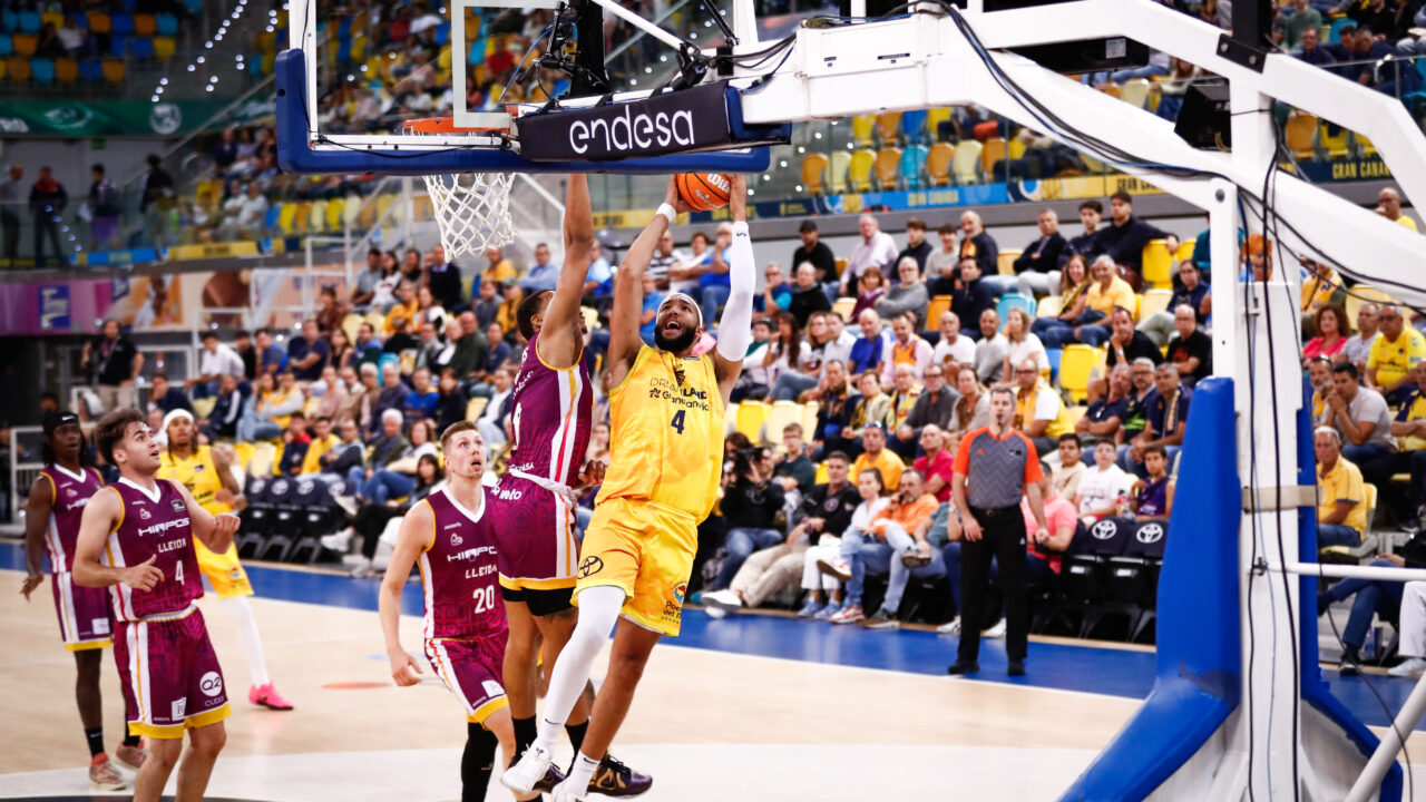 Jugador del Dreamland Gran Canaria realizando un mate en un partido de baloncesto.