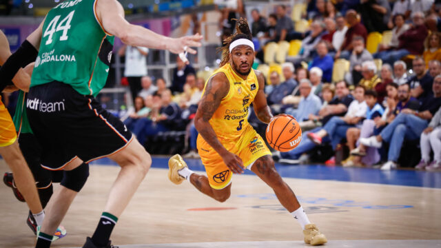 cita exigente en la pretemporada amarilla",Jugador del equipo amarillo avanza con el balón durante el torneo en Cagliari.