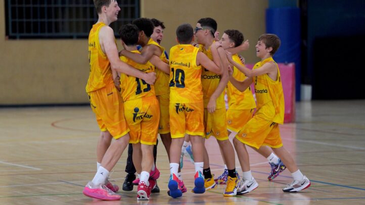 Jugadores del preinfantil masculino celebran su victoria en el campeonato de Canarias.
