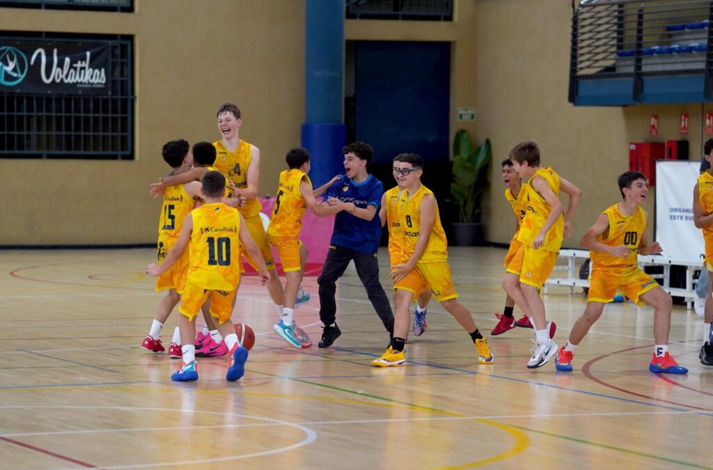 Jugadores del preinfantil masculino celebran su victoria como campeones de Canarias.