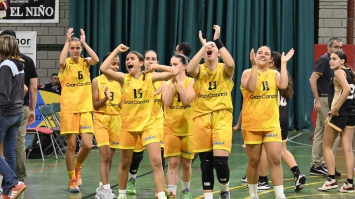 Jugadoras del preinfantil femenino celebrando el quinto puesto en el campeonato.
