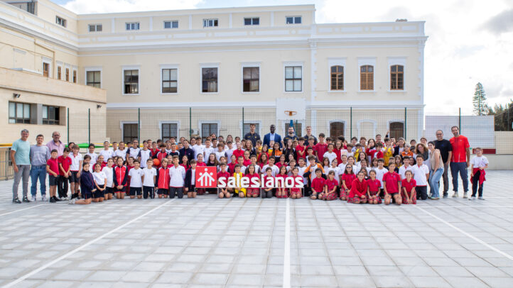 Samar y Kljajic visitan el Salesianos Las Palmas",Grupo grande de niños y adultos en el patio de Salesianos Las Palmas con ambiente festivo.