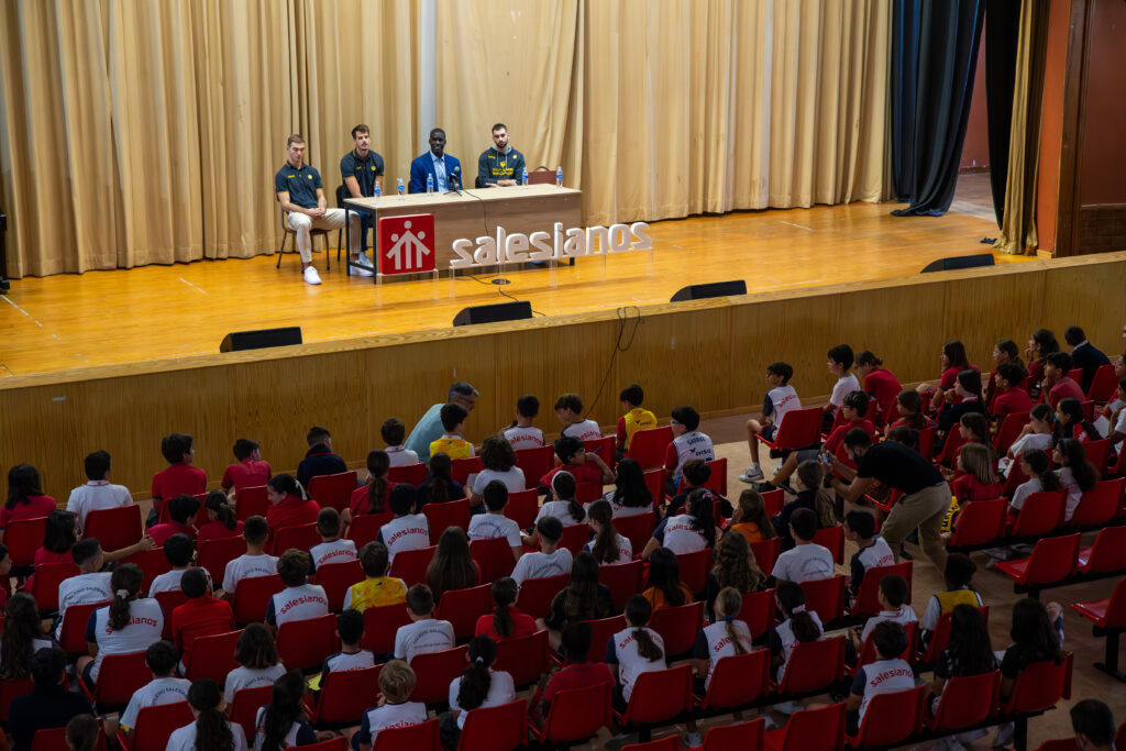  Samar y Kljajic visitan el Salesianos Las Palmas","Brussino, Samar y Kljajic hablando frente a un público juvenil en Salesianos Las Palmas.
