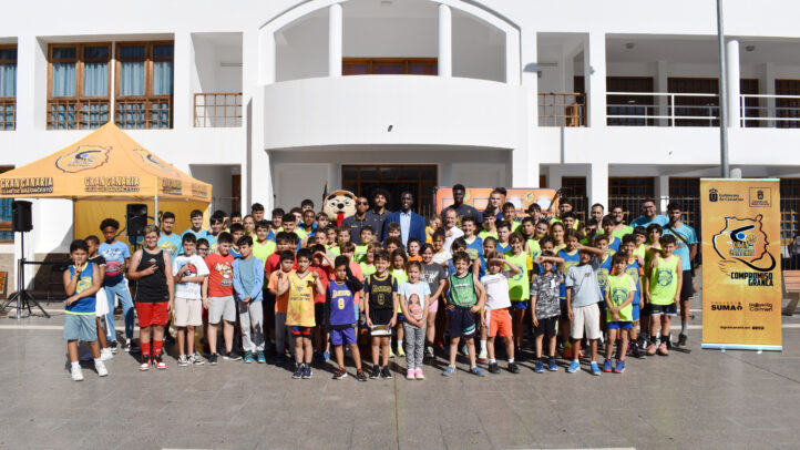 Multitud de niños y entrenadores sonríen en la Plaza de Las Ramblas durante un evento del CB Gran Canaria.