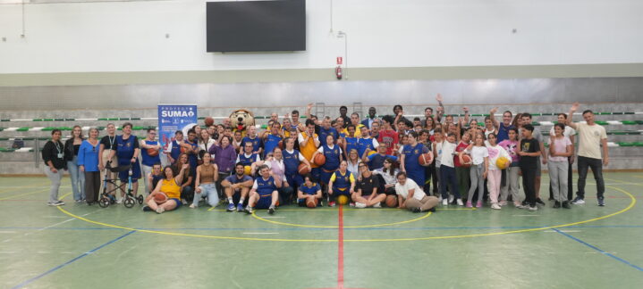 Concentración del Proyecto Suma con participantes y entrenadores en un gimnasio.