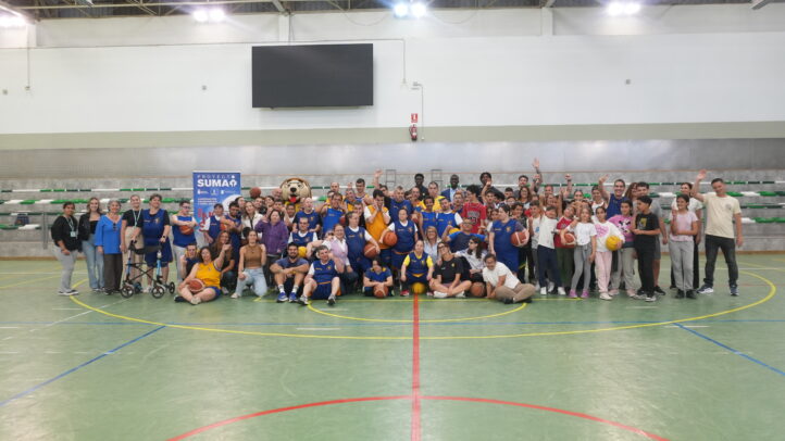 Concentración del Proyecto Suma con participantes y entrenadores en un gimnasio.