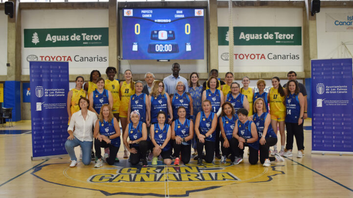 Equipo del Proyecto Carmen y Gran Canaria ULPGC posando juntos en la cancha.