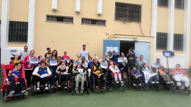 Grupo de participantes sonrientes en una jornada deportiva, con diplomas en mano.