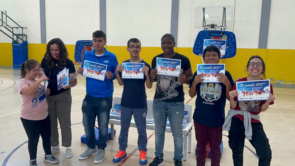 Jóvenes sosteniendo certificados de participación en una jornada deportiva inclusiva.