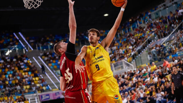 Jugador del Dreamland Gran Canaria lanza a canasta en un partido de baloncesto.