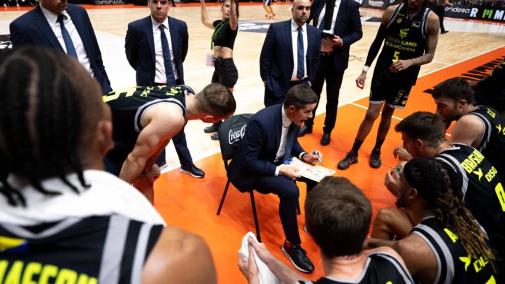 Jaka Lakovic explica tácticas a su equipo durante un tiempo muerto en un partido.