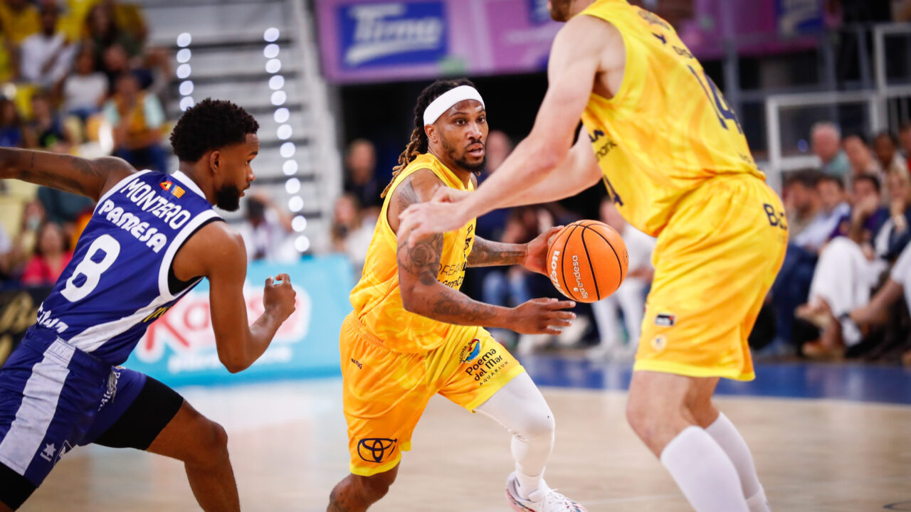 Jugadores del Dreamland Gran Canaria en acción durante un partido emocionante.