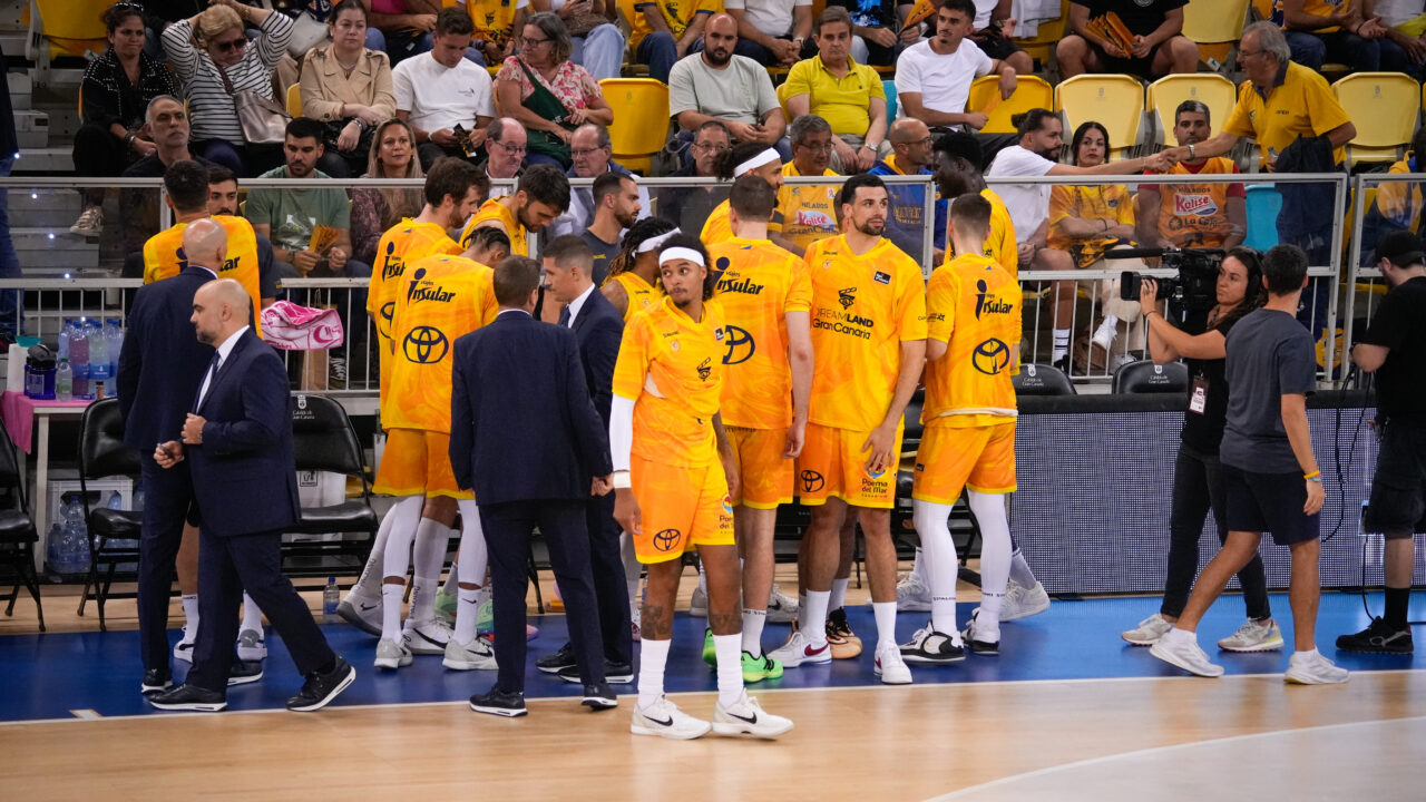 Jugadores del Dreamland Gran Canaria en el banquillo durante un partido.