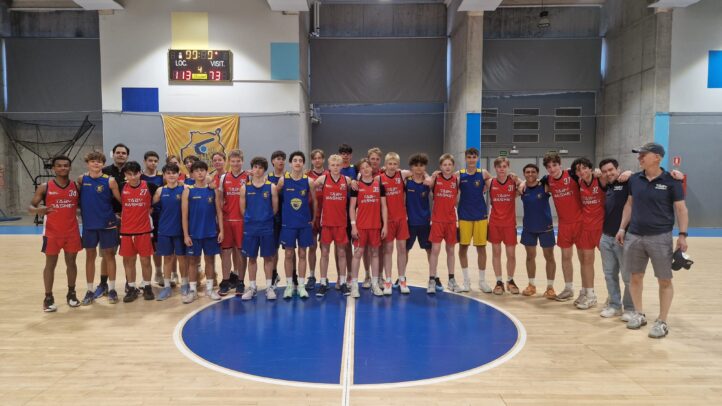 Jugadores del Club Baloncesto Gran Canaria y Täby Basket posando juntos en la cancha.