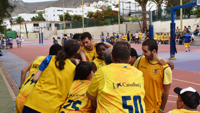 Jugadores del Club Baloncesto Gran Canaria en un huddle durante un evento de clausura.