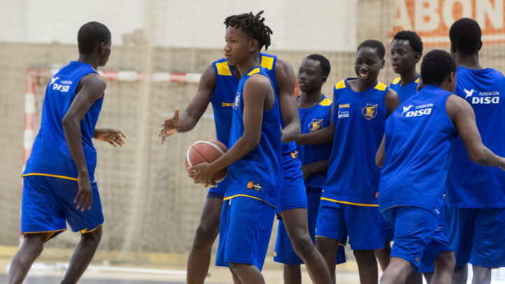 Grupo de jóvenes entrenando baloncesto en el Club Baloncesto Gran Canaria.