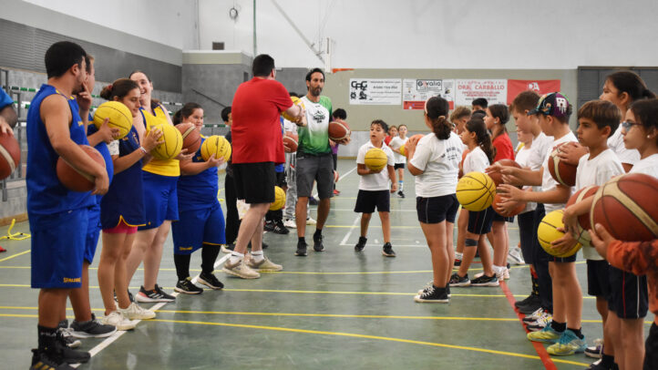 estrellas en la visita del CEIP María Muñoz Mayor de Agüimes",Jugadores del Proyecto Suma enseñan baloncesto a niños del CEIP María Muñoz Mayor.