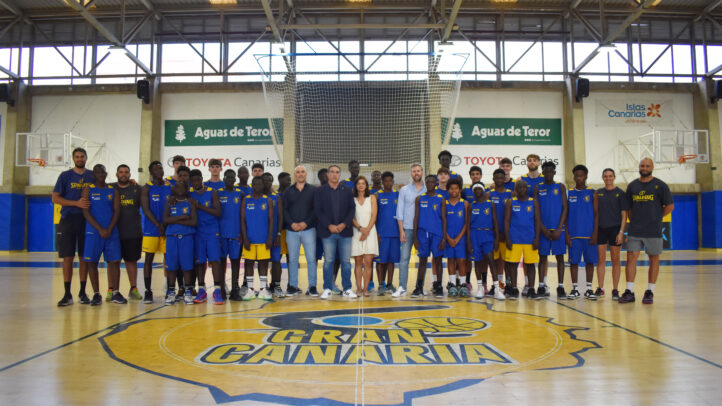 Grupo de jugadores y entrenadores del Club Baloncesto Gran Canaria en la cancha.