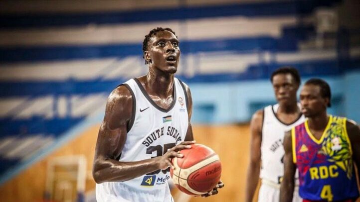 Jugador concentrado en el tiro libre con balón de baloncesto en acción.
