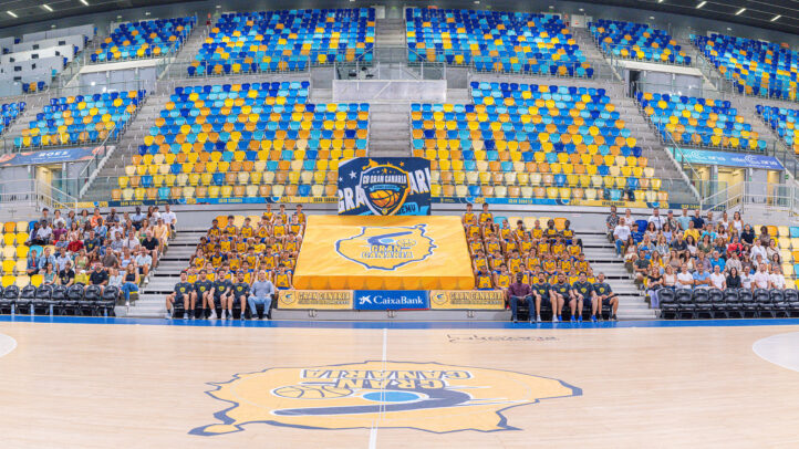 Clausura de la II CBGC Summer Academy con público y participantes en el Gran Canaria Arena.