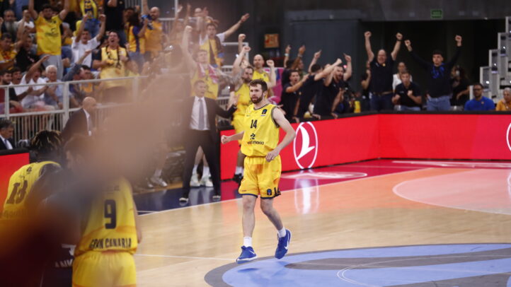 Jugador del Dreamland Gran Canaria en el campo, rodeado de aficionados animando.