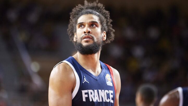 Jugador de baloncesto de Francia durante un partido, con expresión concentrada.