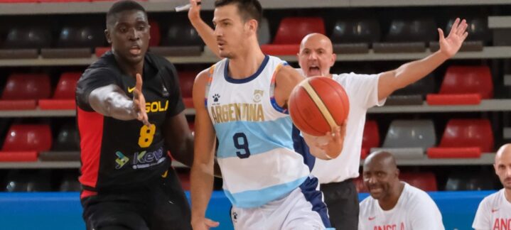 Braian Angola y Kur Kuath afrontan compromisos internacionales",Nico Brussino dribla con el balón mientras es defendido por un jugador angoleño.