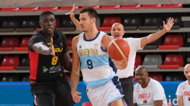 Braian Angola y Kur Kuath afrontan compromisos internacionales",Nico Brussino dribla con el balón mientras es defendido por un jugador angoleño.