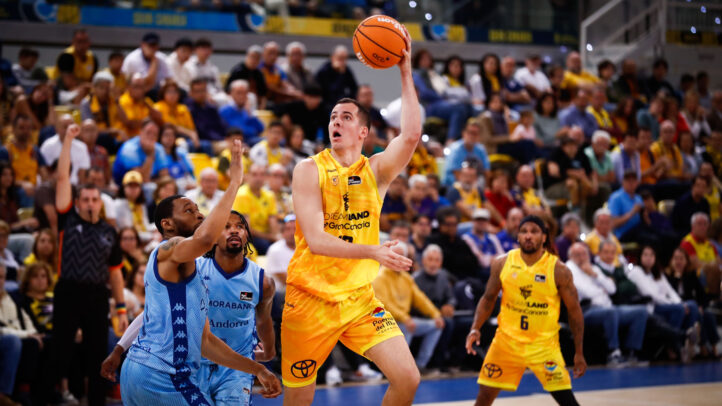 Jugadores del Dreamland Gran Canaria en acción durante un partido de baloncesto.