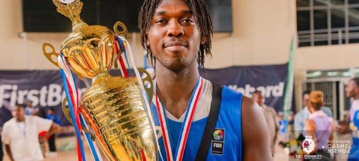 Jugador del CB Gran Canaria sostiene un trofeo, celebrando un triunfo en un evento.