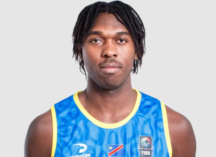  con dos representantes del Dreamland Gran Canaria",Jugador de baloncesto del Dreamland Gran Canaria con camiseta azul y fondo gris.