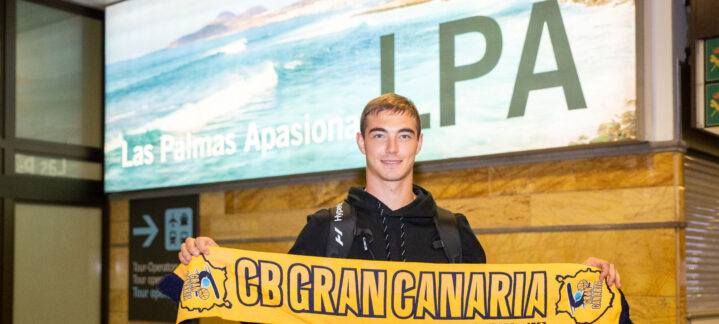 a su llegada: ""Estoy encantado de estar aquí""",Ziga Samar sostiene una bufanda del CB Gran Canaria en el aeropuerto de Las Palmas.