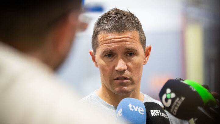 Jaka Lakovic responde a preguntas de la prensa en una conferencia.