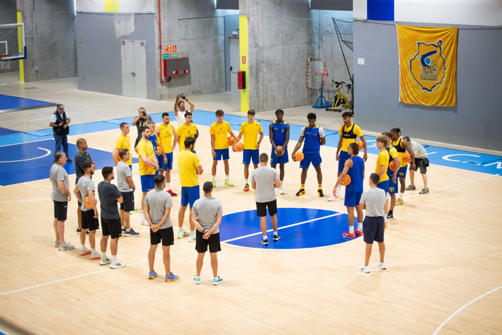 Jugadores y entrenadores del Dreamland Gran Canaria en una sesión de entrenamiento.