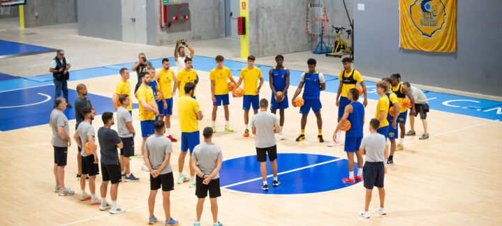 Jugadores y entrenadores del Dreamland Gran Canaria en una sesión de entrenamiento.