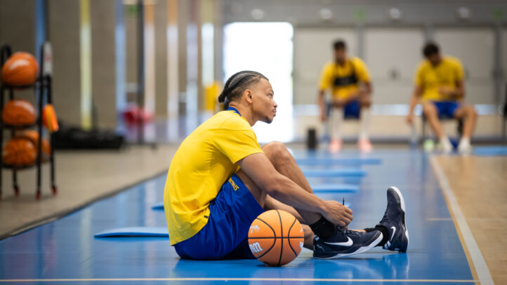 Jugador del Dreamland Gran Canaria se prepara para entrenar en la cancha.