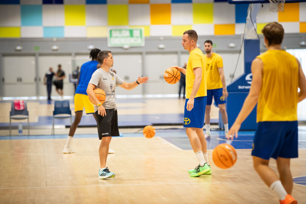 Entrenamiento del equipo Dreamland Gran Canaria con jugadores y entrenador en acción.